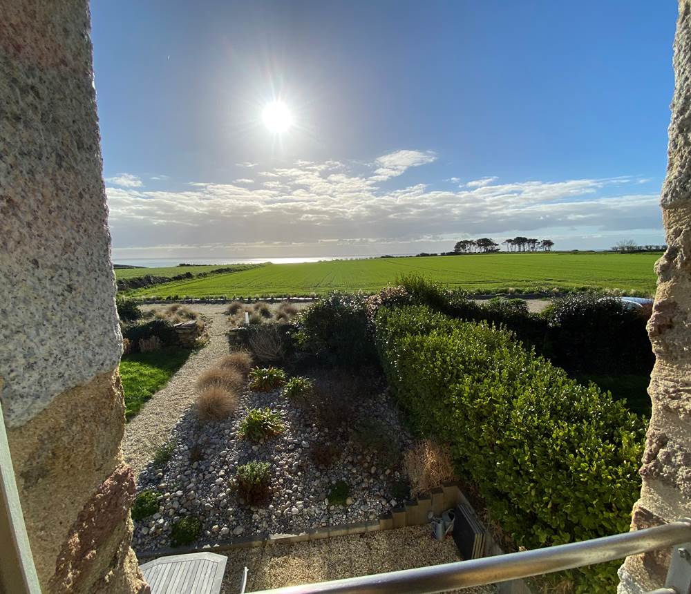 Devant nos yeux : le jardin, les champs, puis la Mer d'Iroise