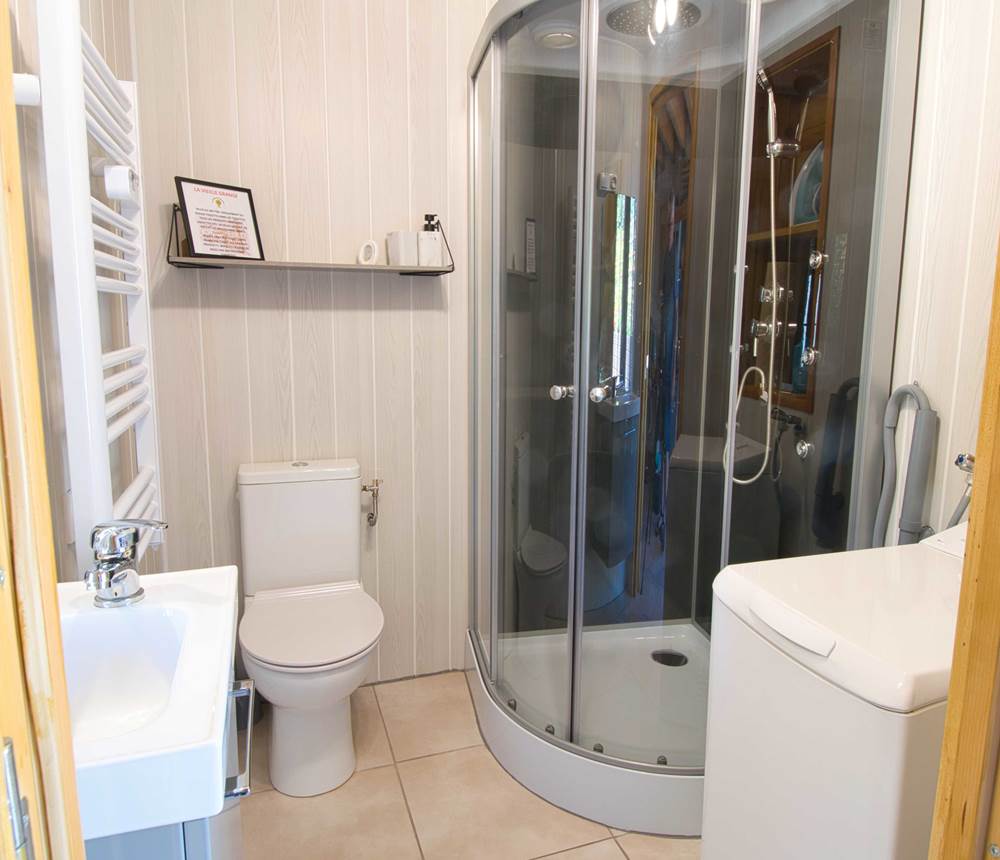 The Barn Gite - Ground Floor Bathroom