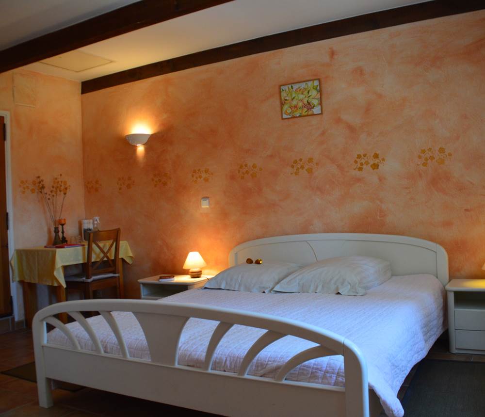 Chambre Valensole et son lit Kingsize