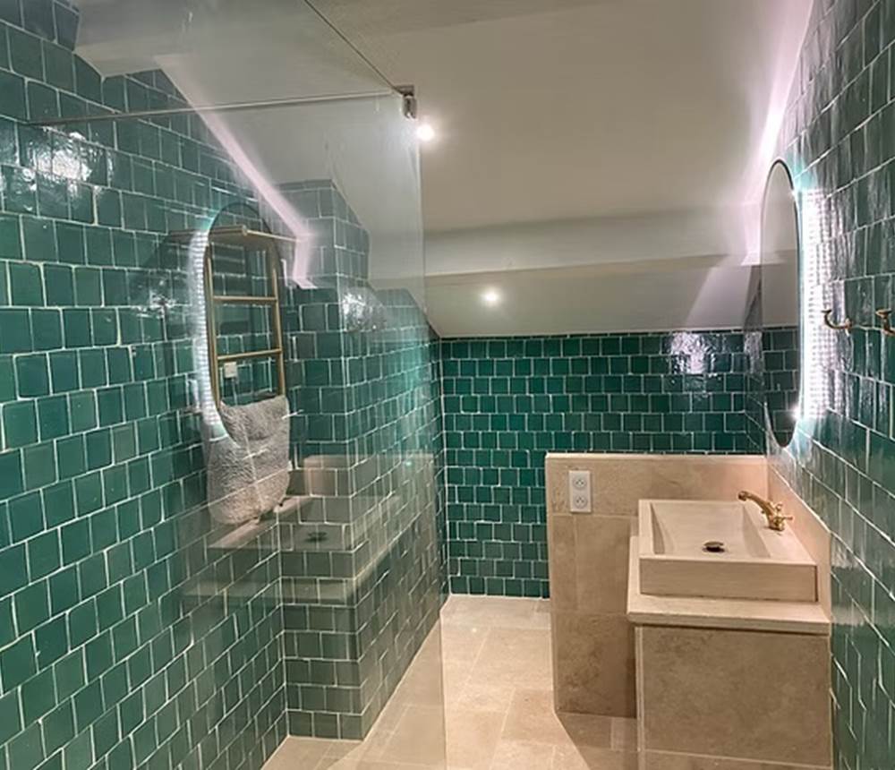 salle-de-bain-douche-le-gite-manoir-du-bouyssou