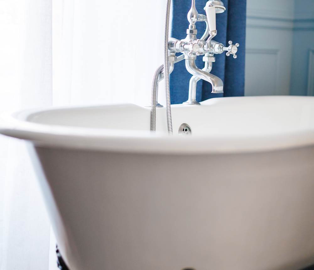 Baignoire sur pieds chambre bleue Gite de charme le Quatre Feuilles proche Puy du Fou