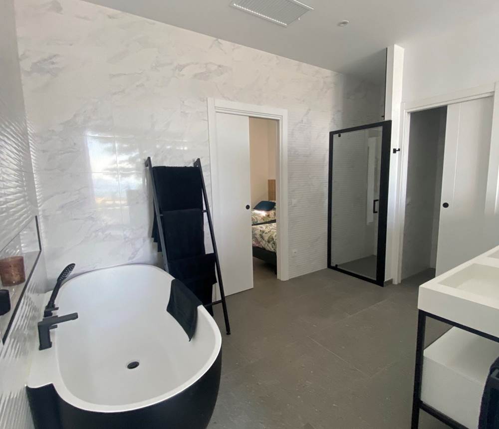 Salle de bain spacieuse avec douche, Baignoire, WC privatif, communicante avec chambre enfants