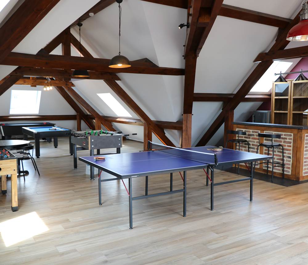 Salle de jeux intérieure, billard, fléchettes, baby-foot, air hockey, ping-pong