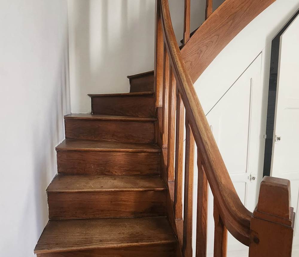 Escalier de la cuisine montant à l'étage(pour les chambres)