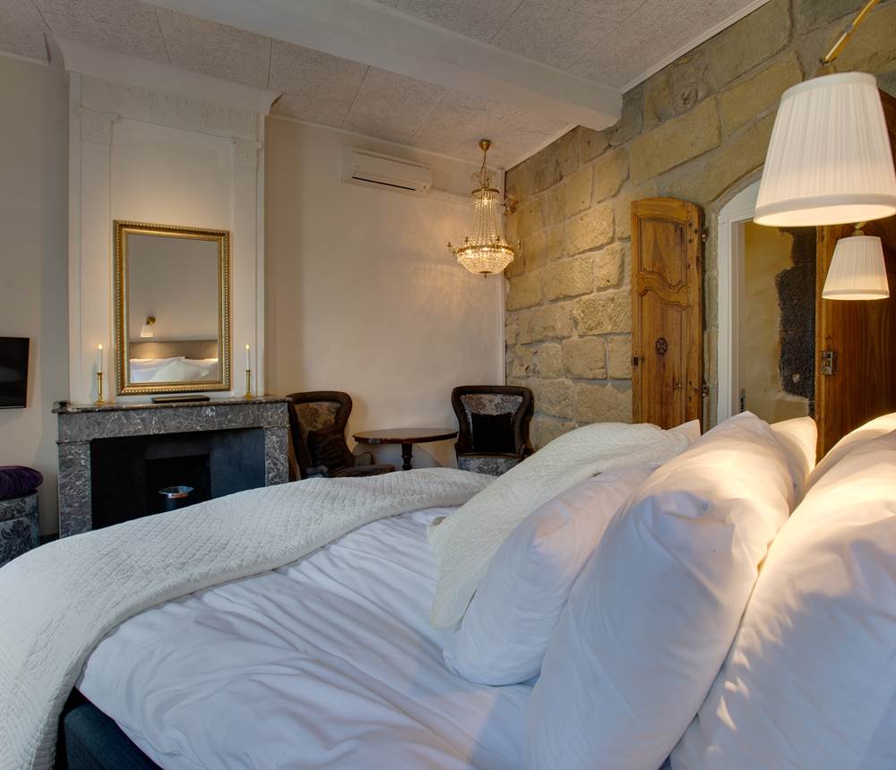 Escapat room fireplace