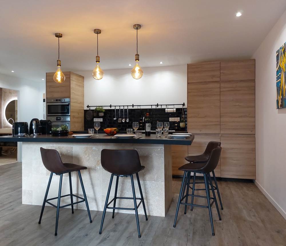 Appartement A - La cuisine et son bar