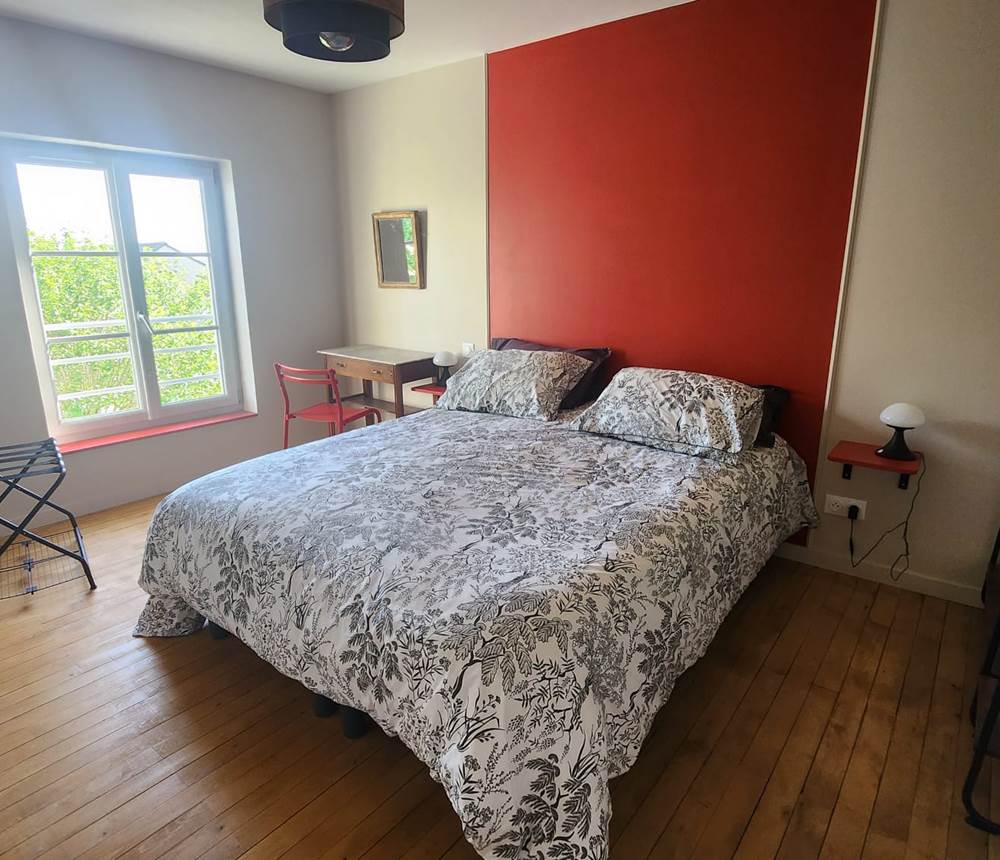 Vu de la chambre, Le C, avec son lit de 160 Cm , son bureau, son porte valise et ses rangements complets pour vêtement.