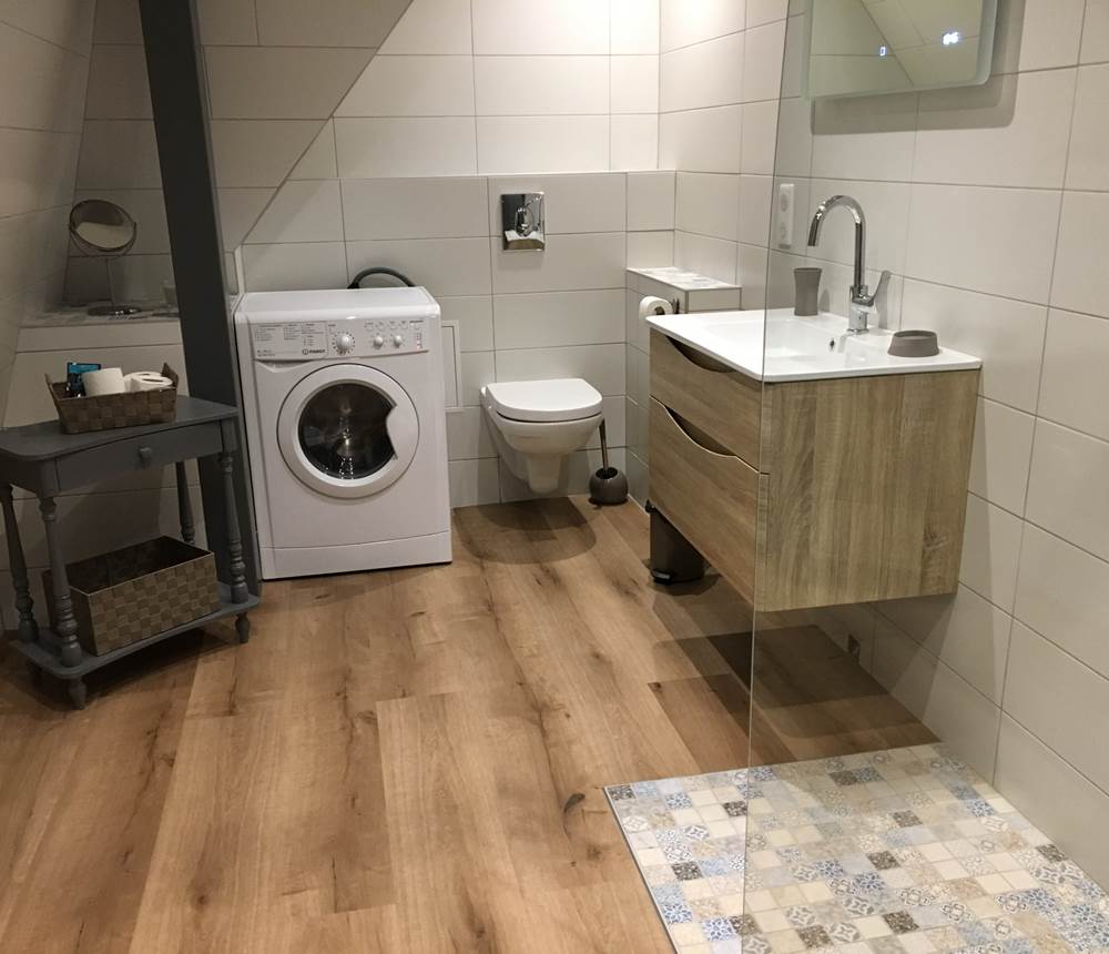 Salle de bain avec toilette