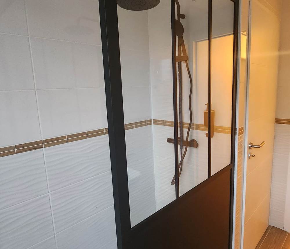 Douche à l'italienne de la salle de bain numéro 1 indépendante.