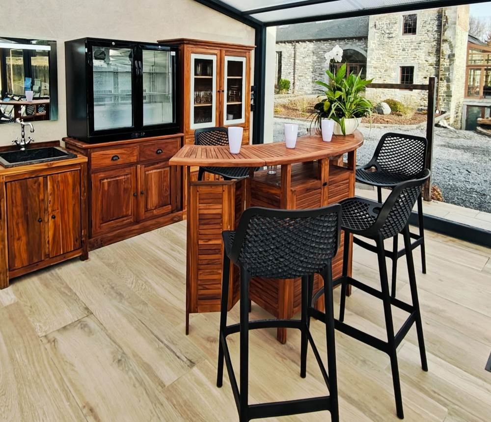 Bar de piscine, frigo, verres en plastique, évier