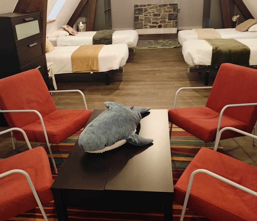 Chambre 8 lits simples