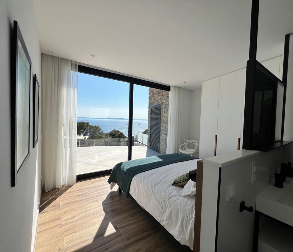 Un doux réveil face la Mer, dans la chambre turquoise