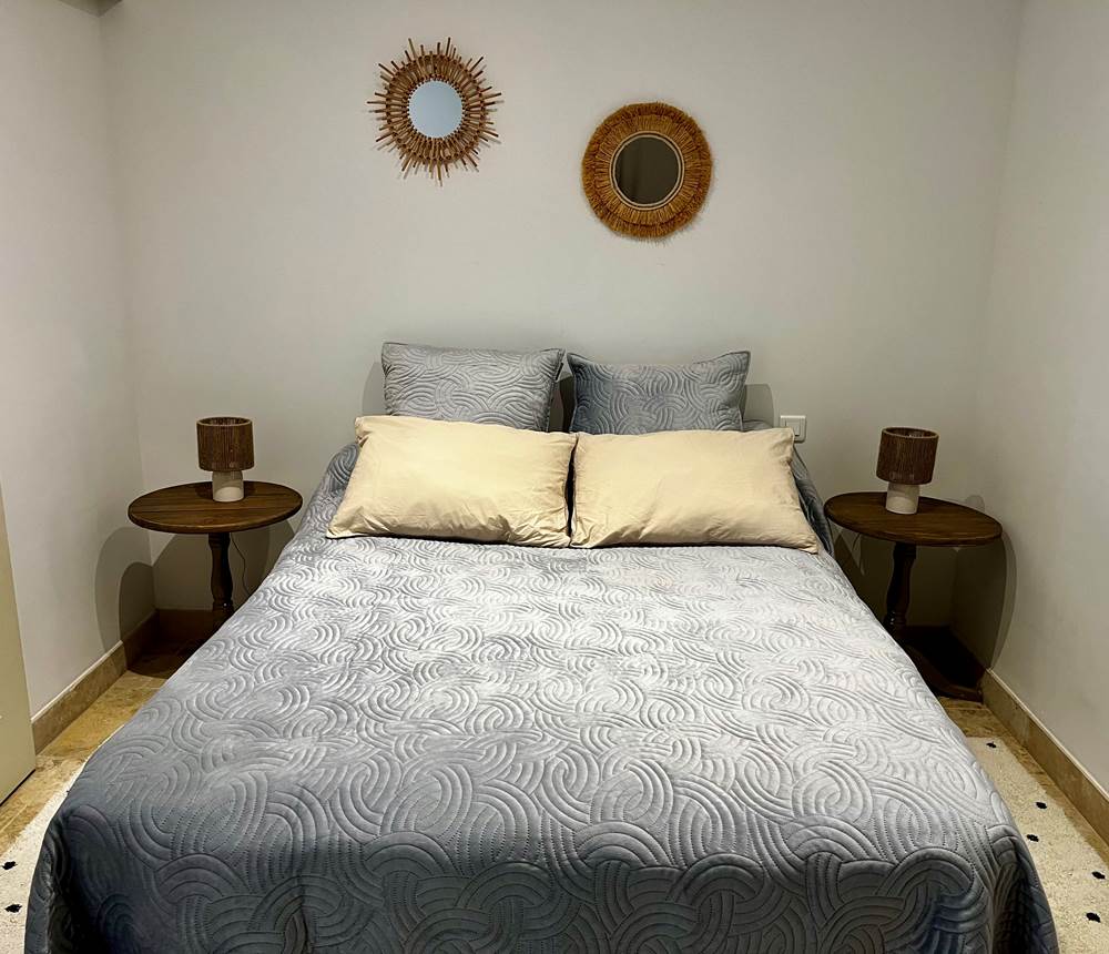 Chambre douillette au style naturel, parfaite pour des nuits paisibles et reposantes.