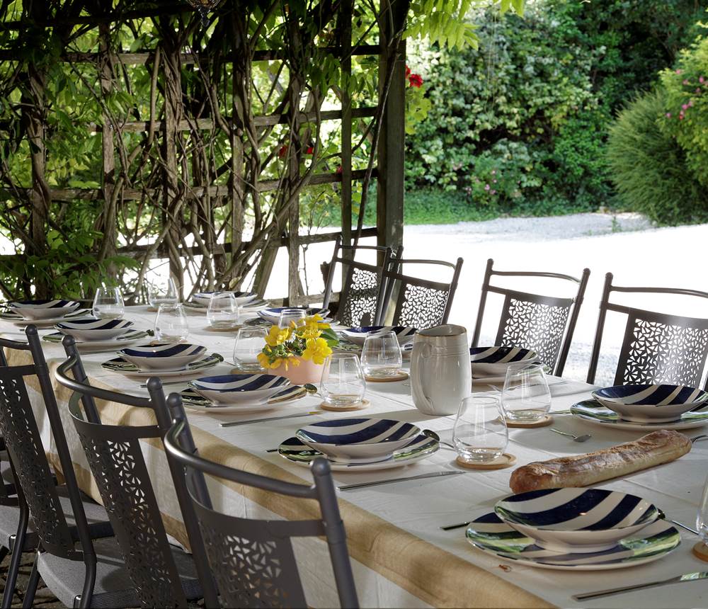 TABLE EXTÉRIEURE