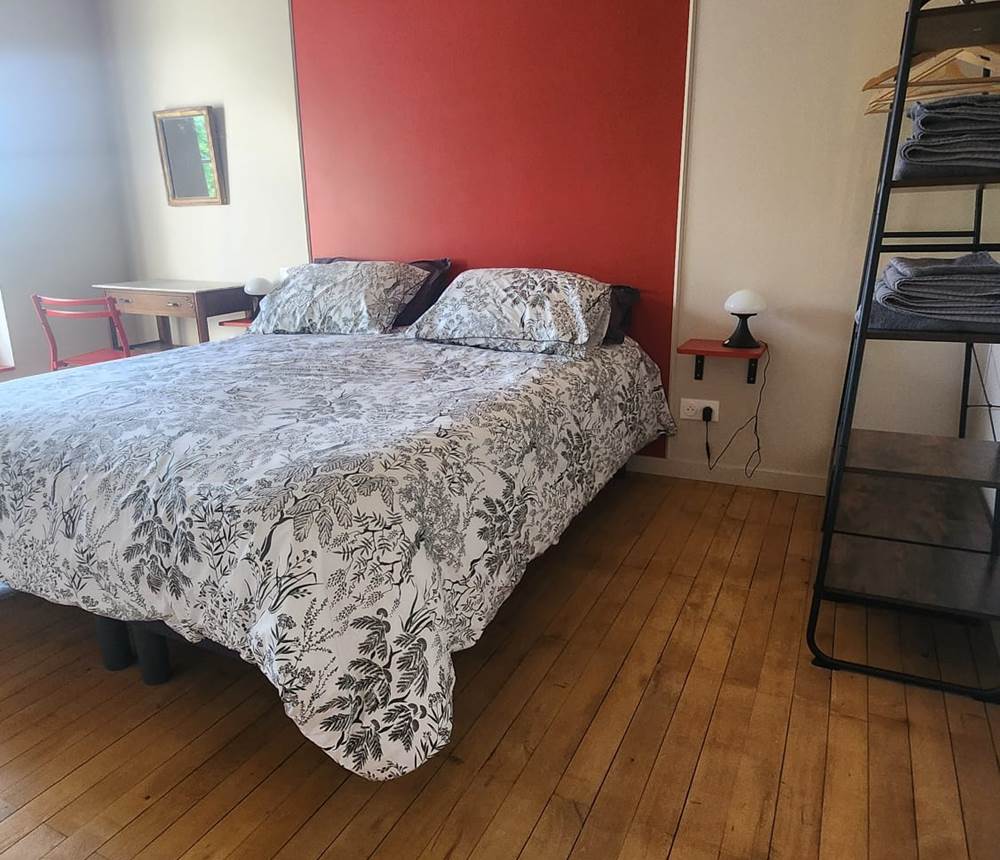 Chambre le C, avec ses rangements et son bureau.