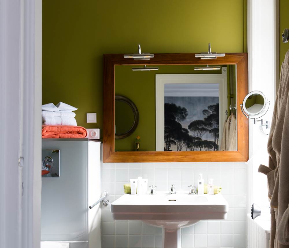 Salle de bain Sosno, baignoire, sèche cheveux et miroir grossissant