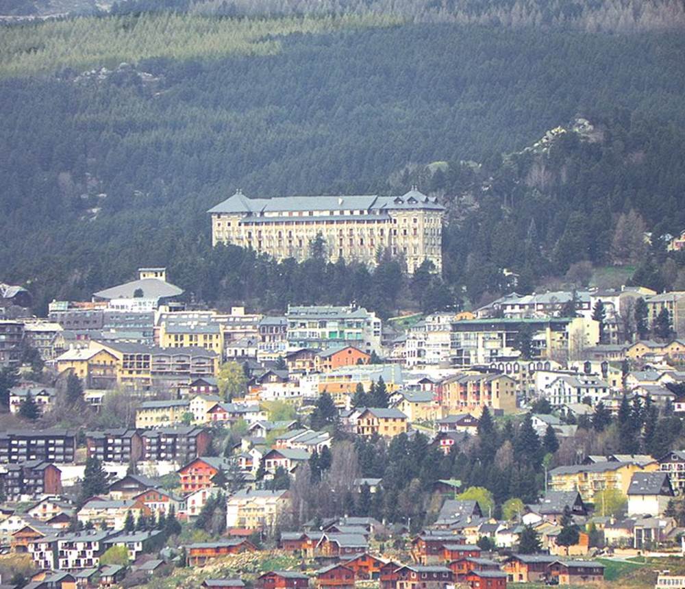 La ville au pied du Grand Hôtel et la forêt à perte de vue, pour de belles randonnées