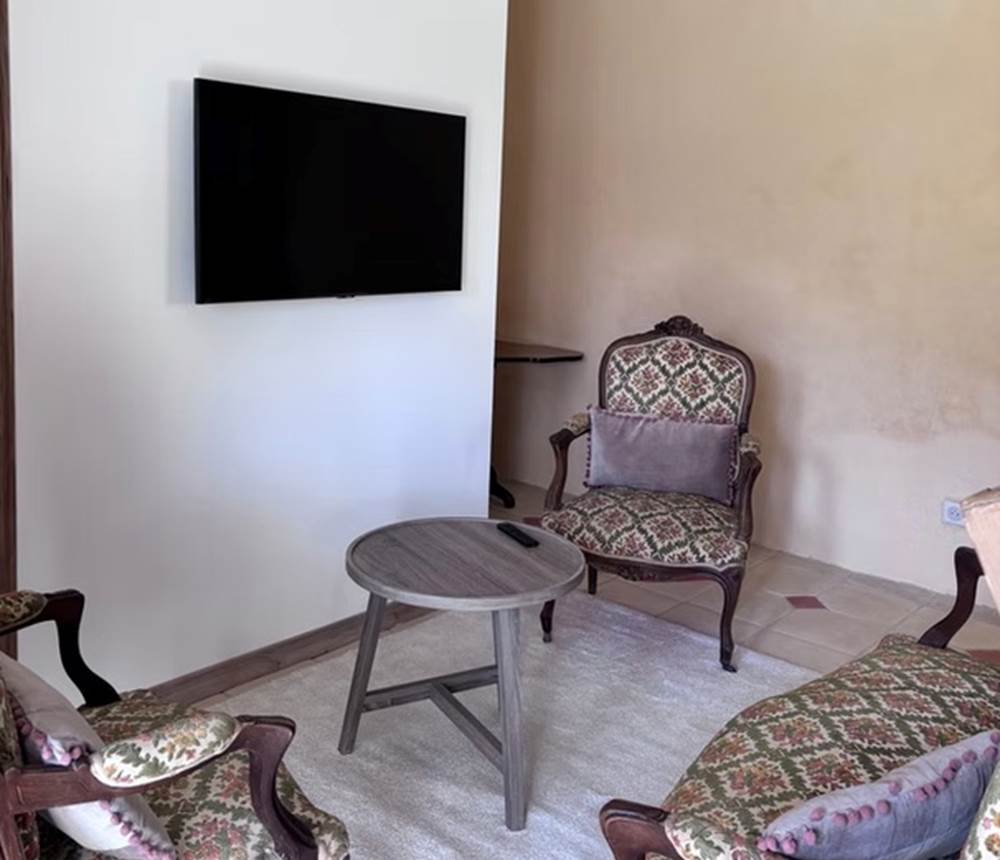 salon-avec-tv-le-gite-manoir-du-bouyssou