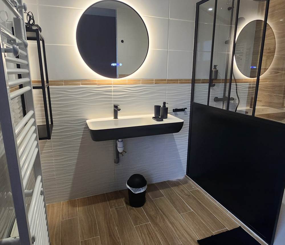 Douche à l'italienne de la chambre le V