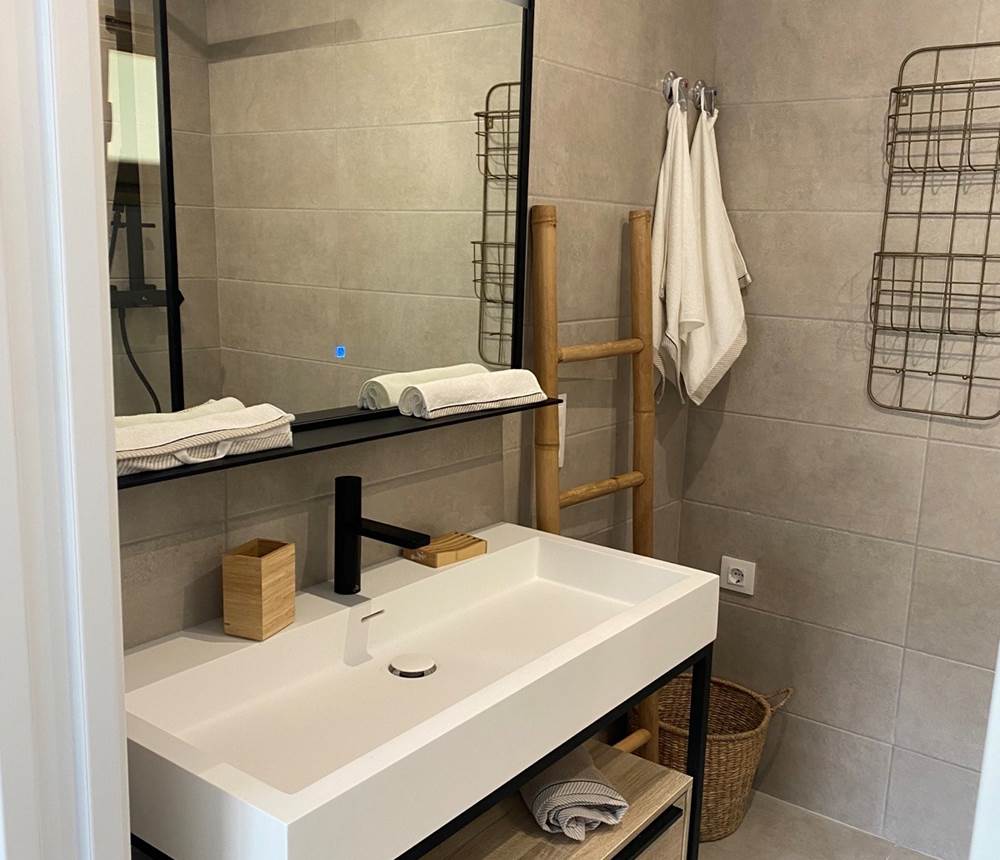 Étage : Chambre 2, Salle d'eau attenante avec WC de la chambre 2