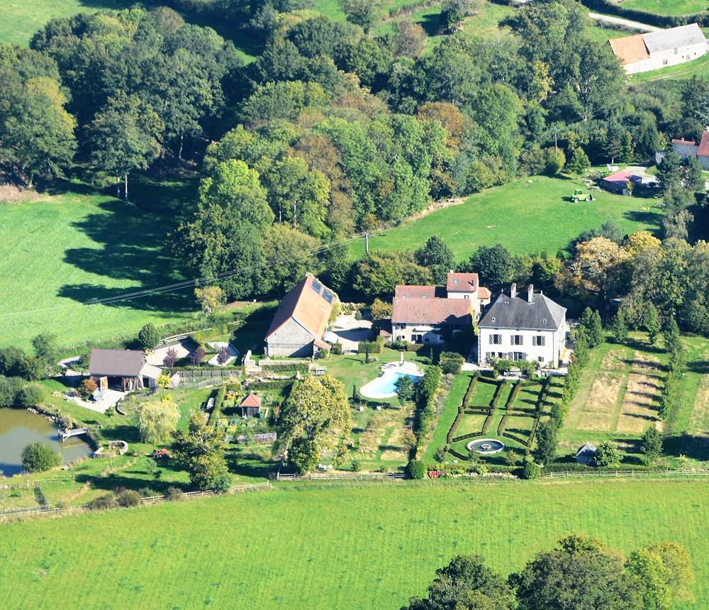 Deux cottages de charme 4 étoiles dans un domaine paysagé aavec piscine chauffée, tennis et étang de pêche privés