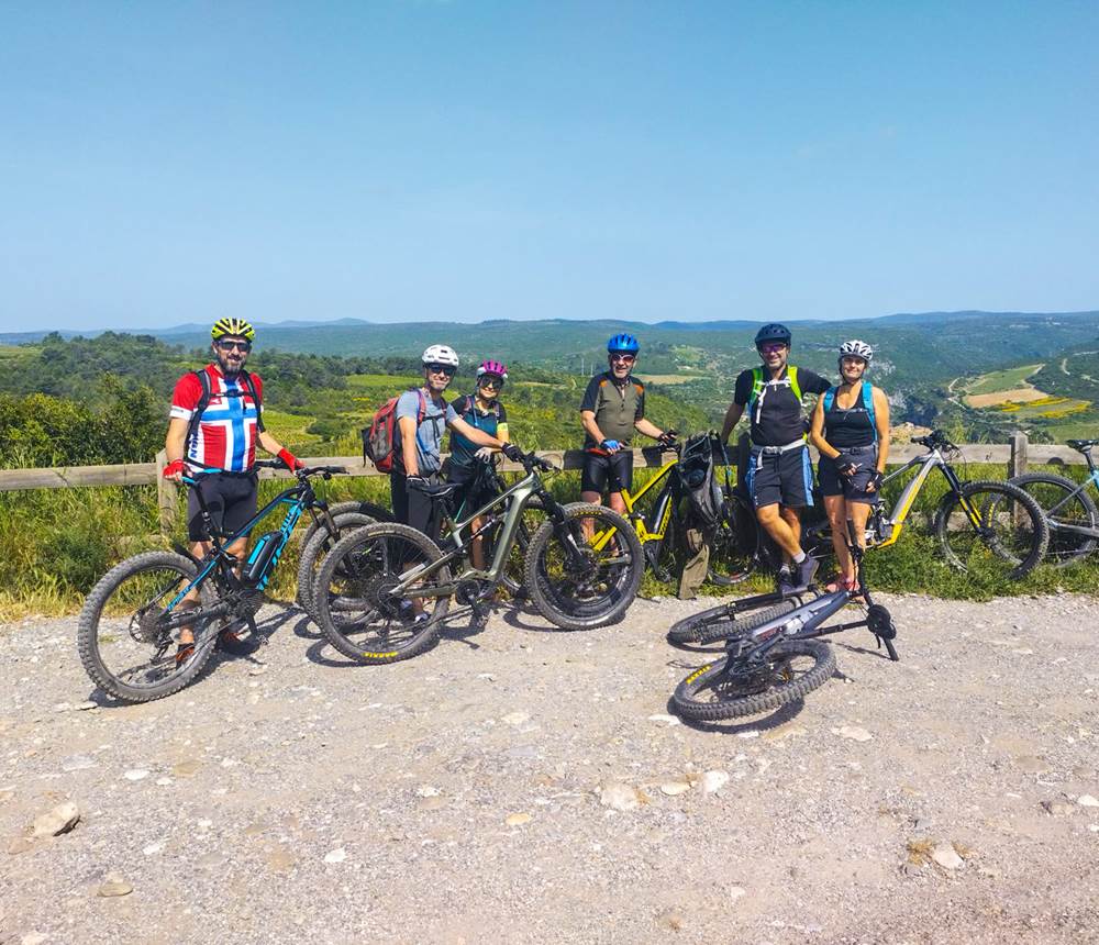 Groupe en VTT Electrique devant Minerve