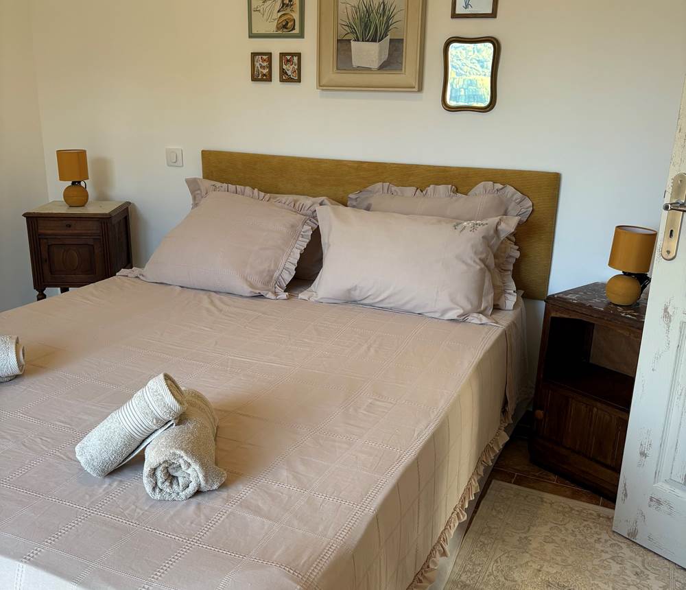 Chambre élégante au style doux et accueillant.