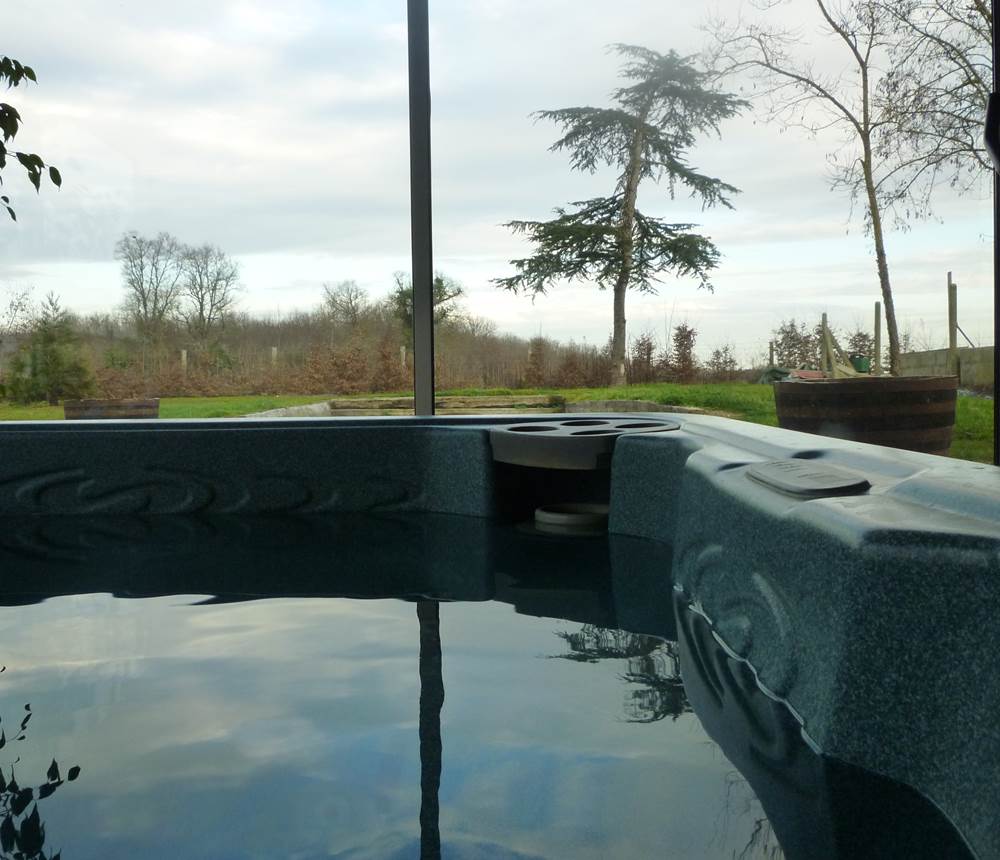 Accès à l'espace détente et son jacuzzi