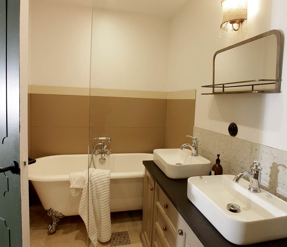 SALLE DE BAIN PRIVATIVE CHAMBRE 1 - REZ DE CHAUSSÉE