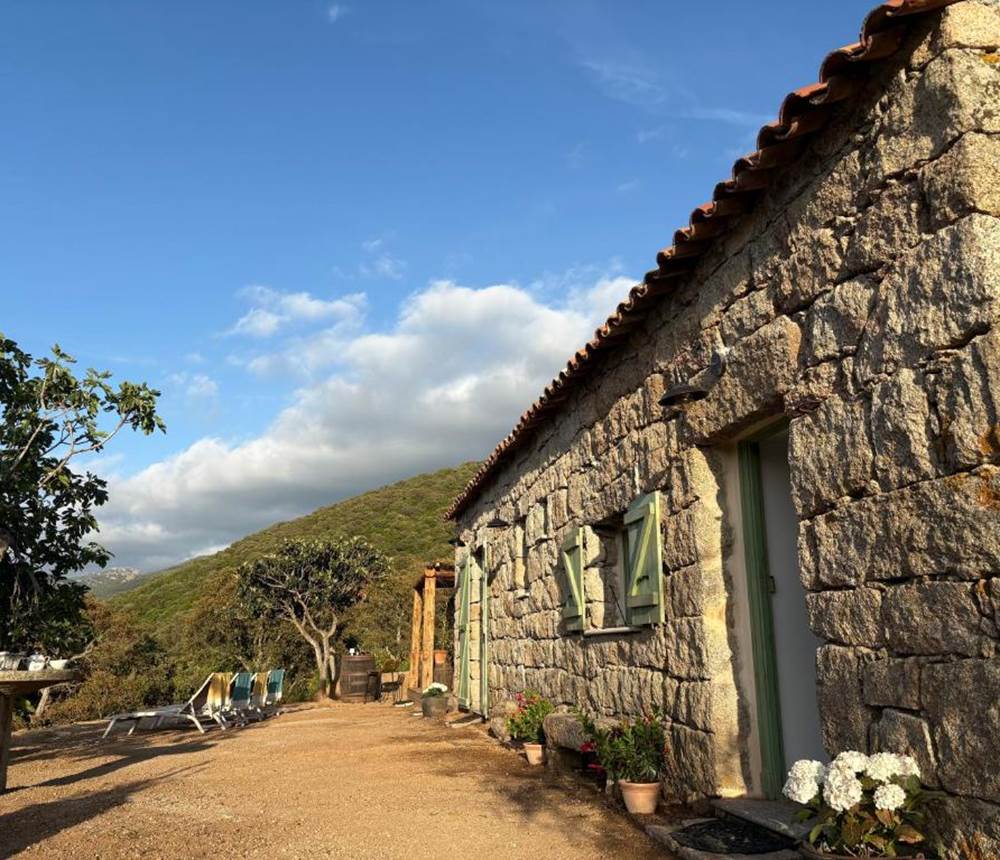 Charmante maison en pierre avec vue sur la nature.