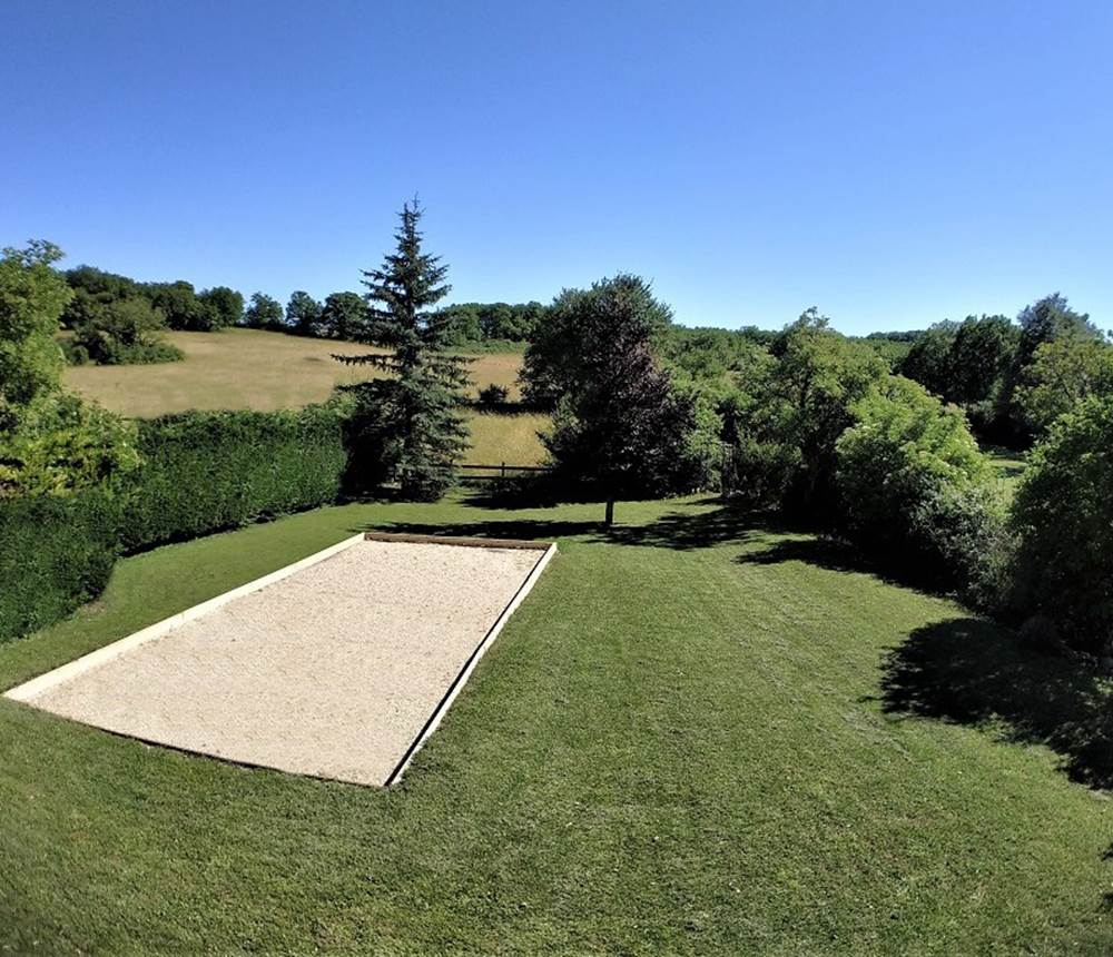 Terrain de pétanque, piscine, barbecue, balançoire et activités