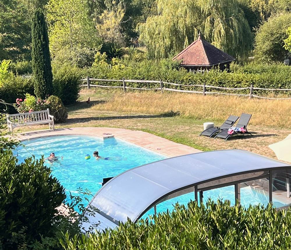 La piscine avec abri rétractable