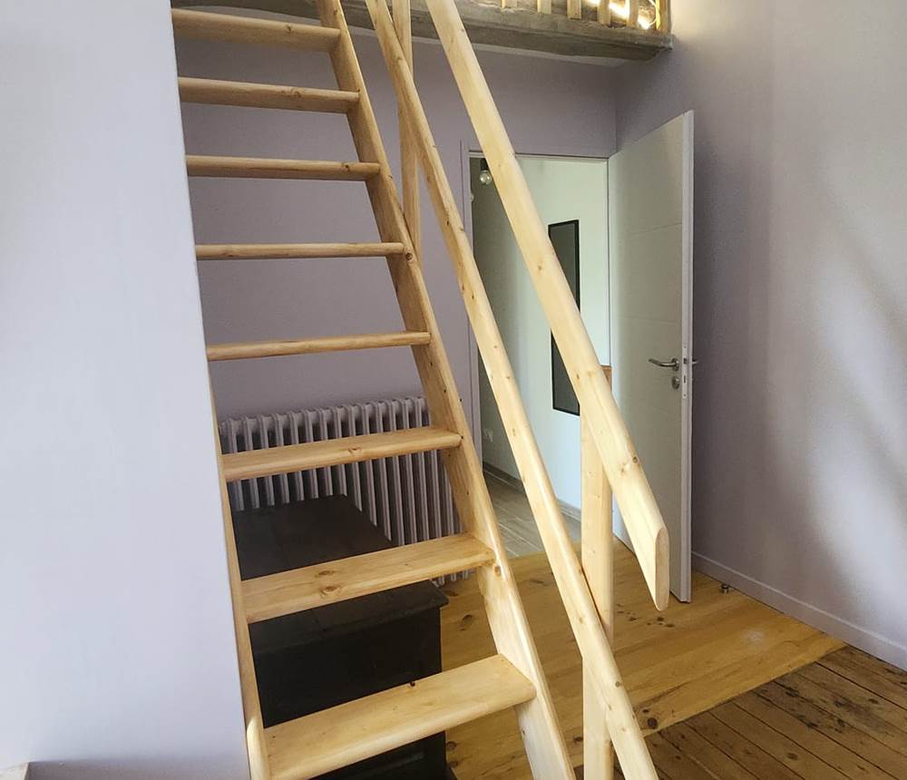 Escalier menant à la mezzanine