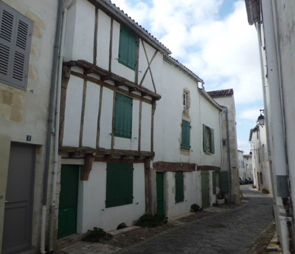 Ruelle_typique_de_Saint-Martin-en-Ré Rue Mérindot.