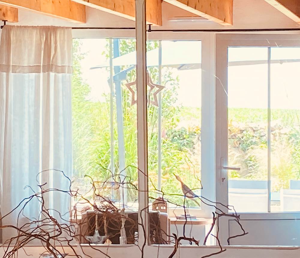 Ambiance lumineuse dans le salon, prolongée par un accès direct à la terrasse