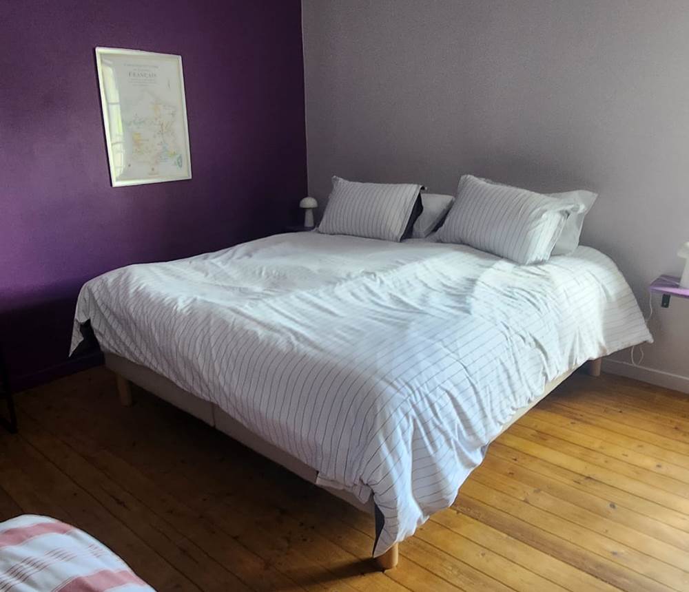 Le lit king size de 180 cm de la chambre le V