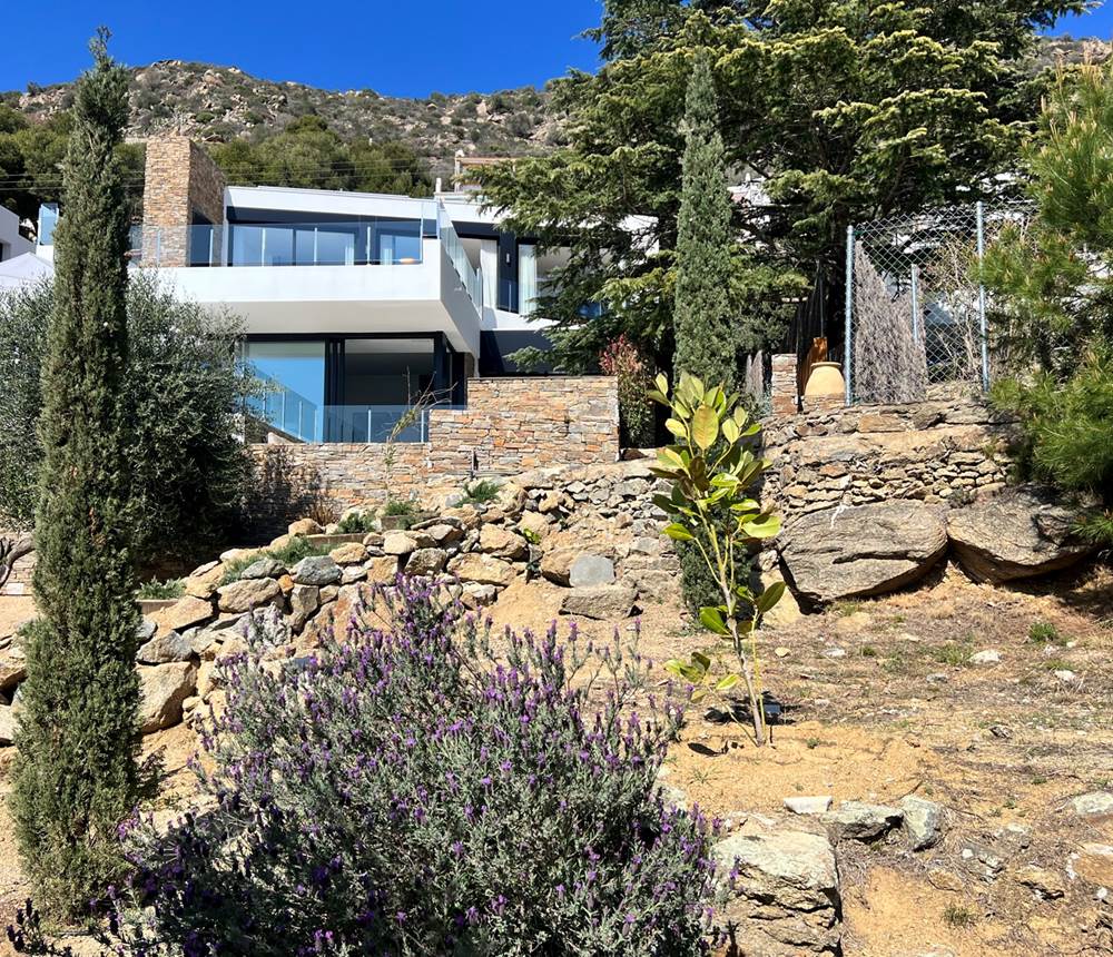 Jardin méditerranéen en restanques, typique de la Costa Brava
