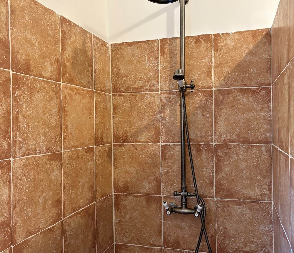 Salle d’eau au charme naturel et authentique.