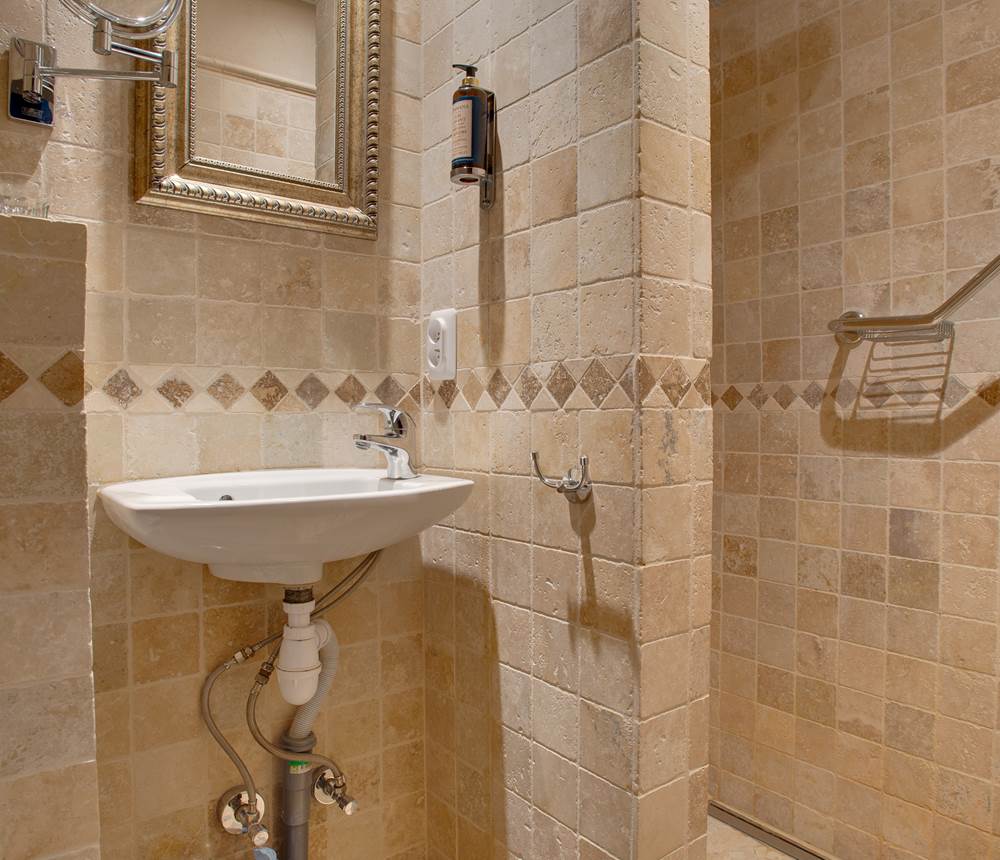 Brescou bathroom 1