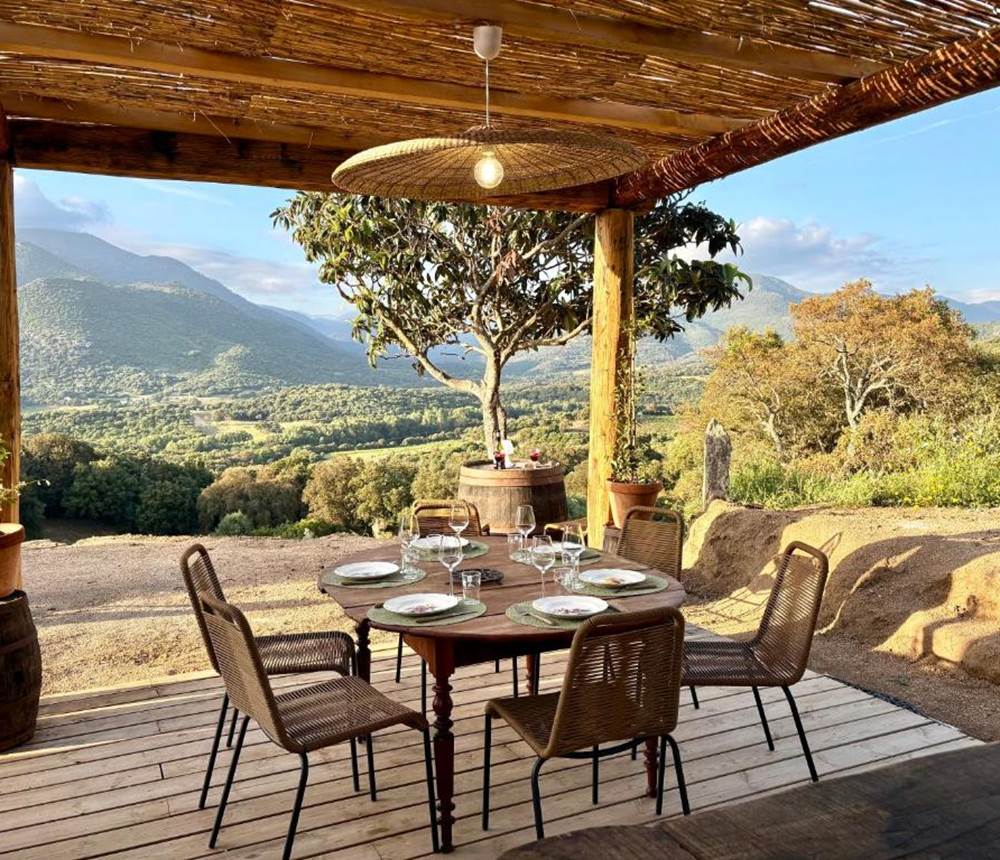 Terrasse élégante avec vue panoramique sur la nature.