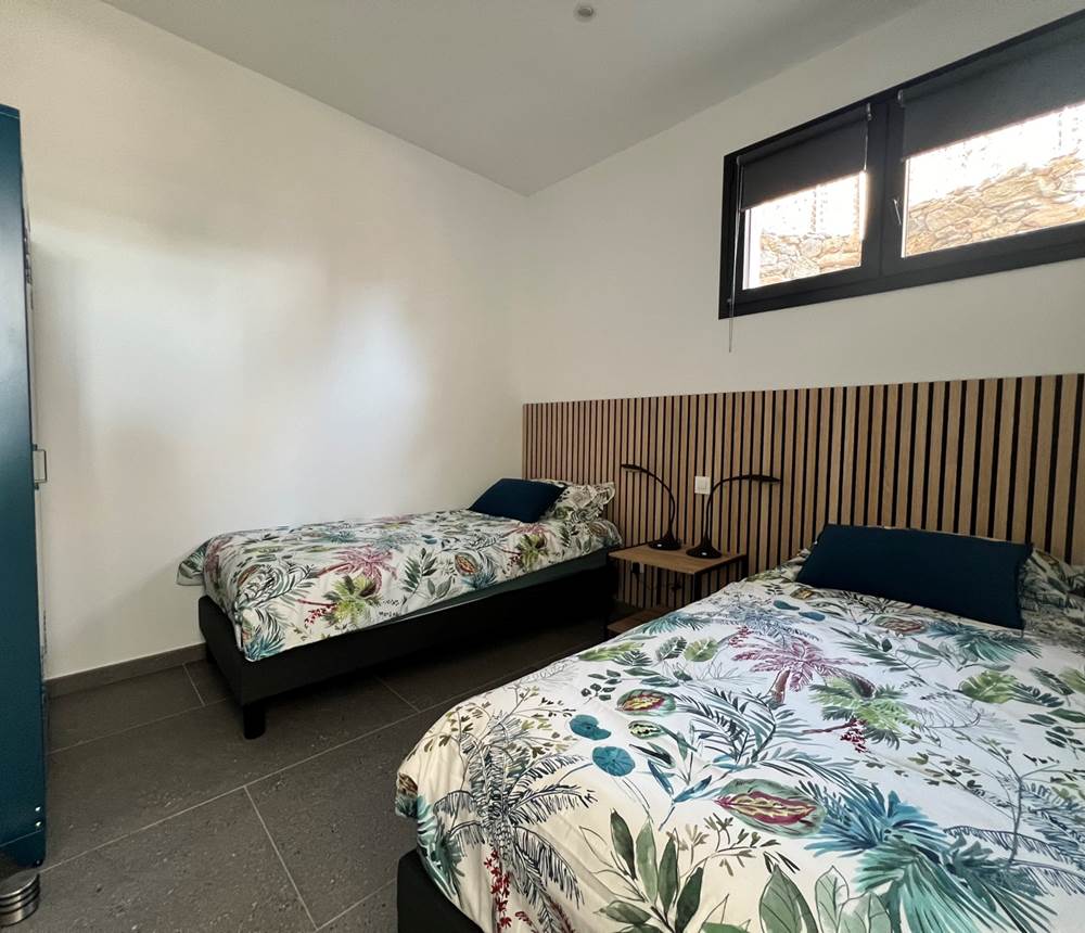 Les lits peuvent être jumelés pour un lit King size avec sa propre salle d'eau côté couloir!