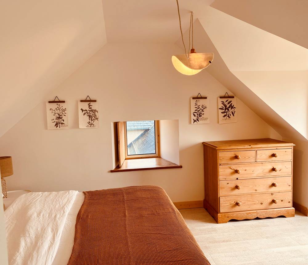 Une des deux chambres, les deux offrent une vue mer