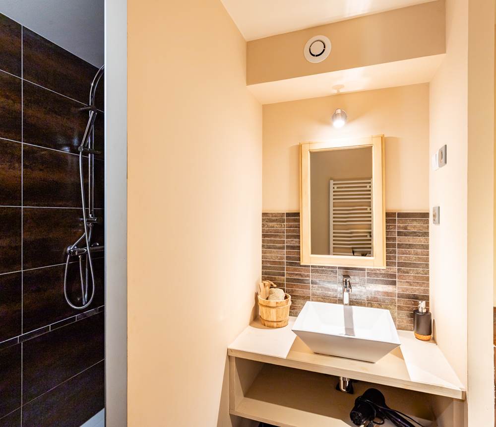 Salle de bain chambre 4 BedinBellongue