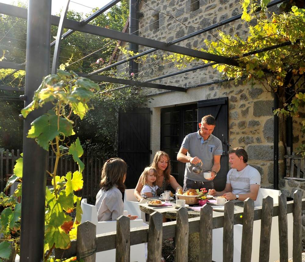 terrase sous pergola de la Pichonna cottage de charme 5 étoiles du Domaine de Louveraude
