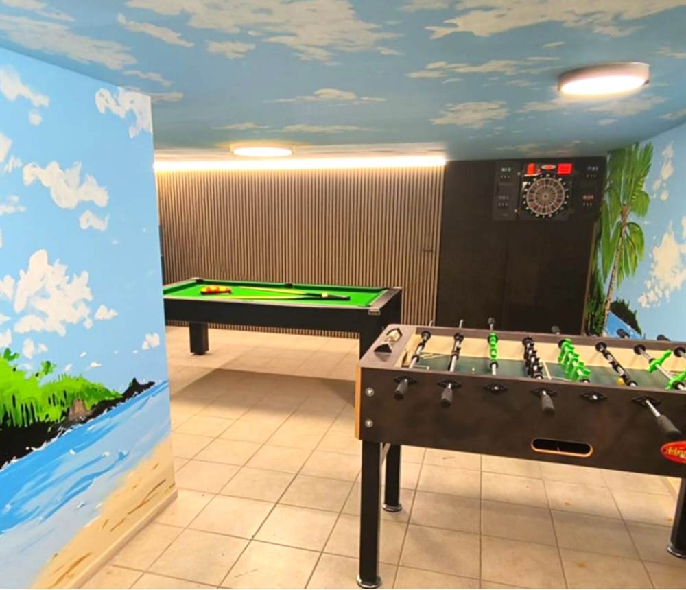 Salle de jeux intérieure, billard, fléchettes, baby-foot