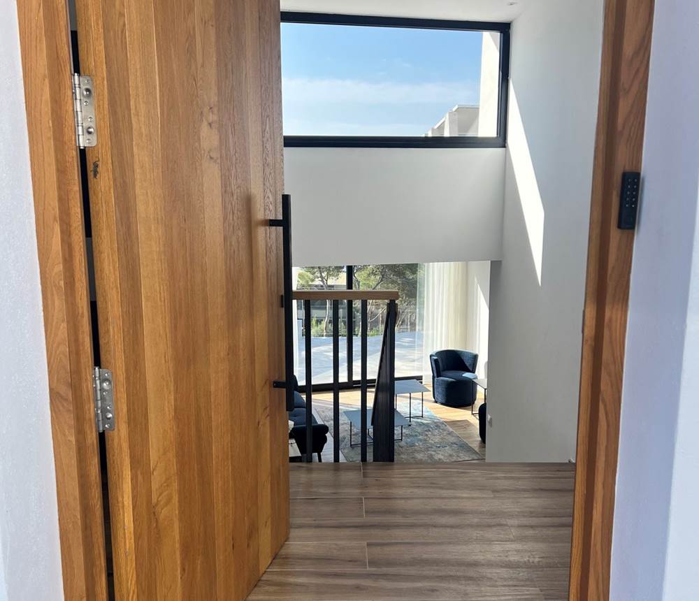 Dès la porte d'entrée passée la lumière et la vue vous accueillent