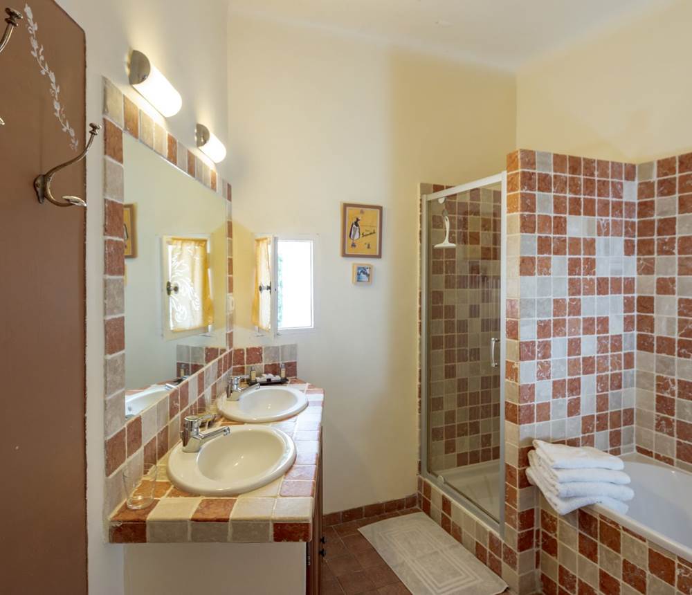 Salle de bain suite familiale Epona Mas des Sages