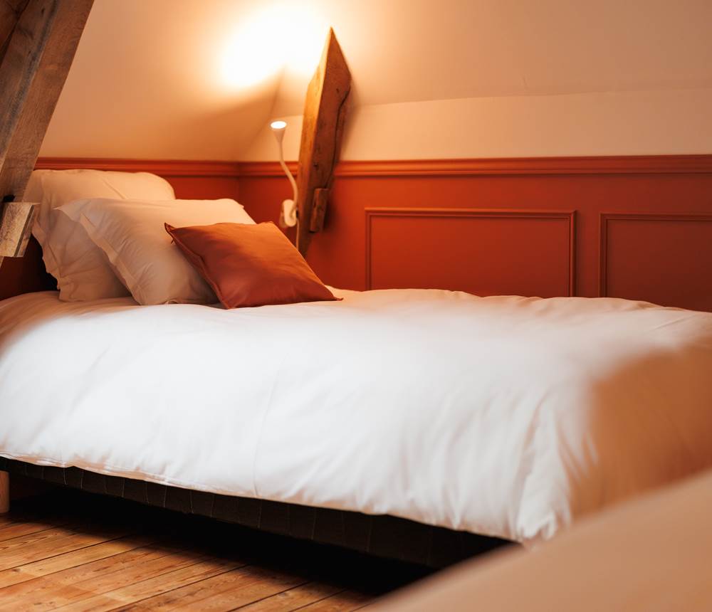 Chambre terracotta lit simple gite de charme Le Quatre Feuilles proche Puy du Fou