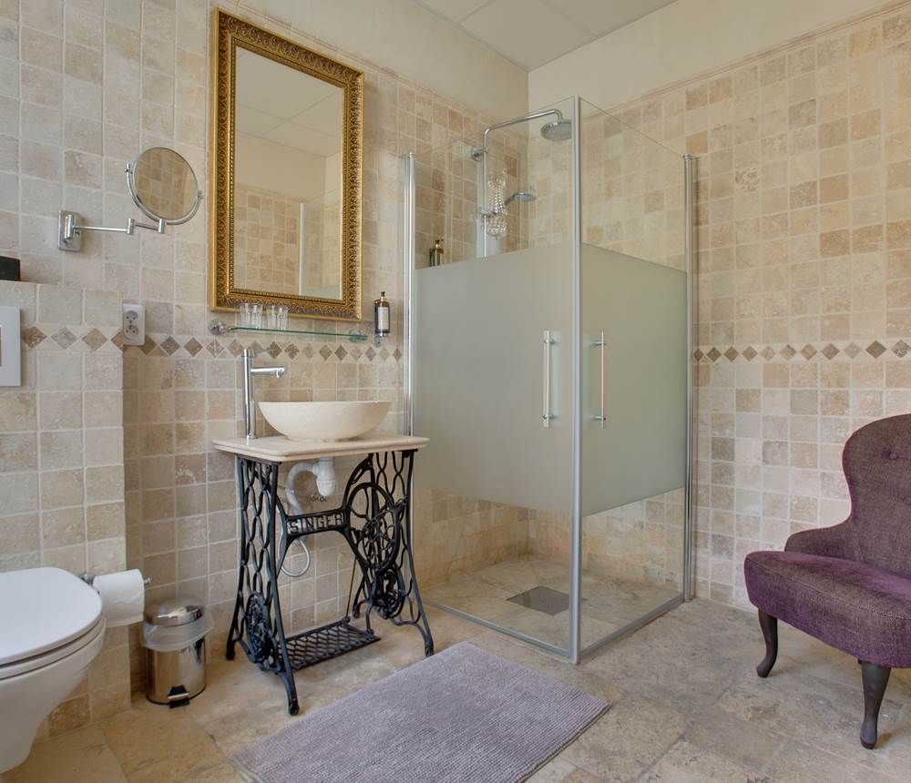 La Maedeline Bathroom