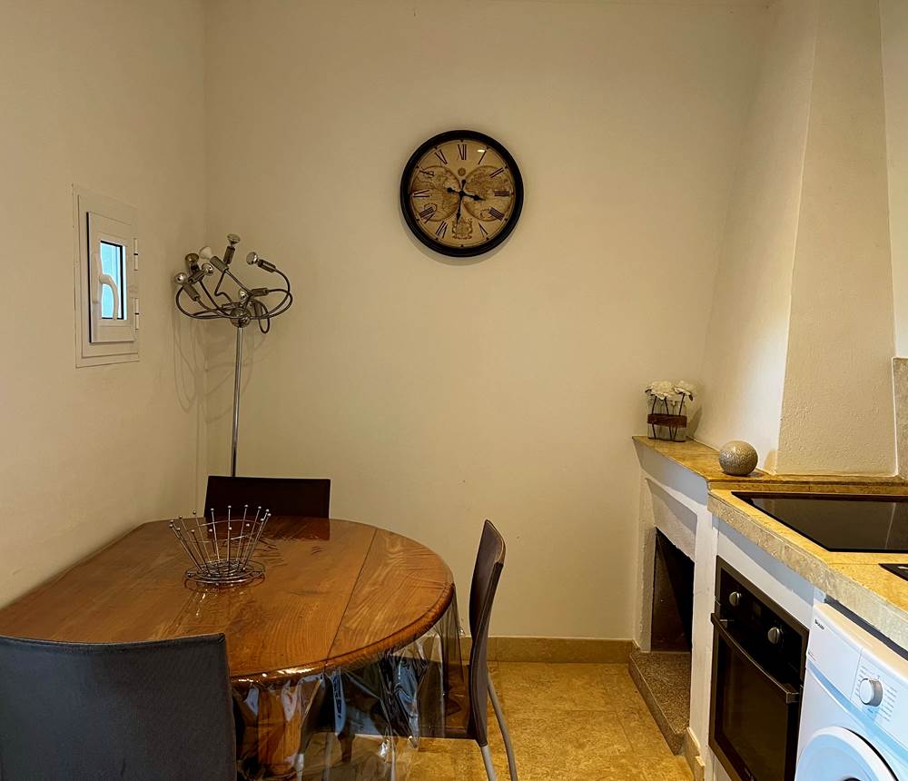 Espace repas lumineux et agréable, parfait pour des instants de partage.
